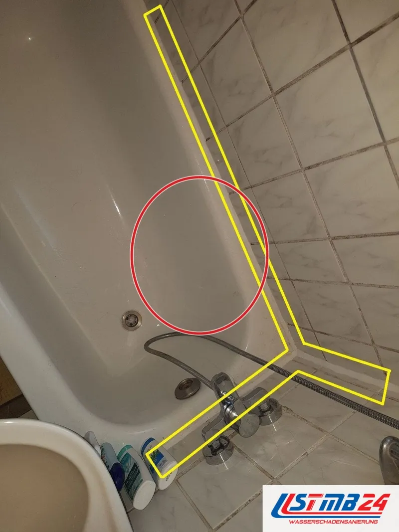 Badewanne, gelb eingezeichnet der Leitungsweg in der Fliesenwand, ein roter Kreis markiert die Stelle