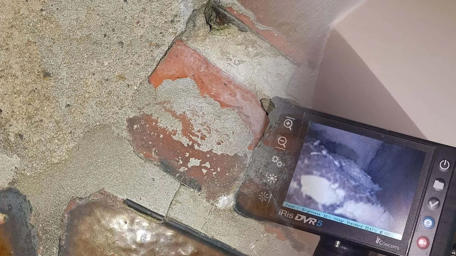 Endoskop mit Monitor, die Sonde steckt in einem Unterschrank