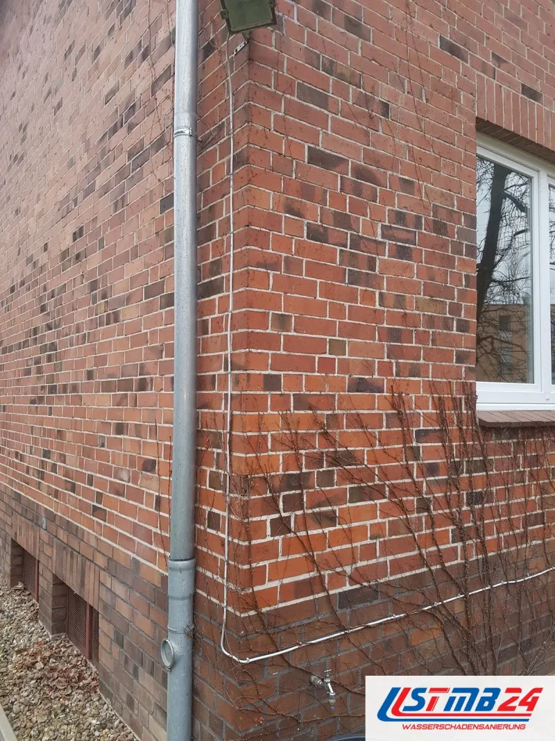 Klinkerfassade mit Fallrohr an der Hausecke