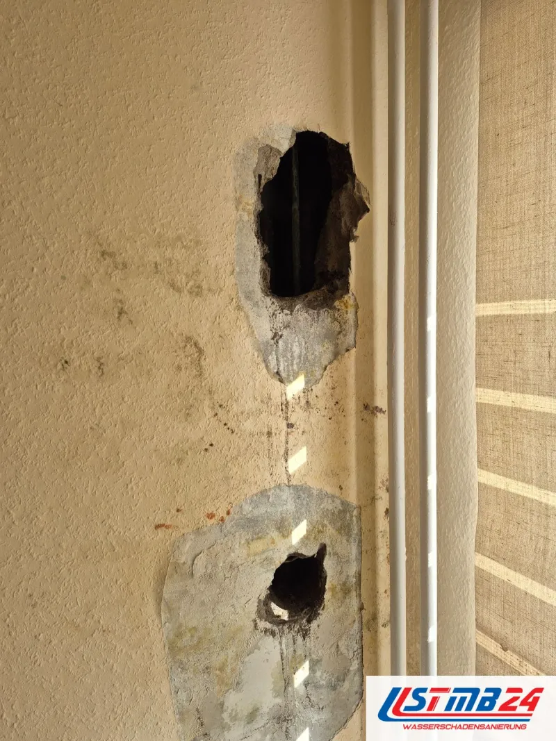 Wand mit zwei Öffnungen entlang einer Rissspur neben dem Fenster