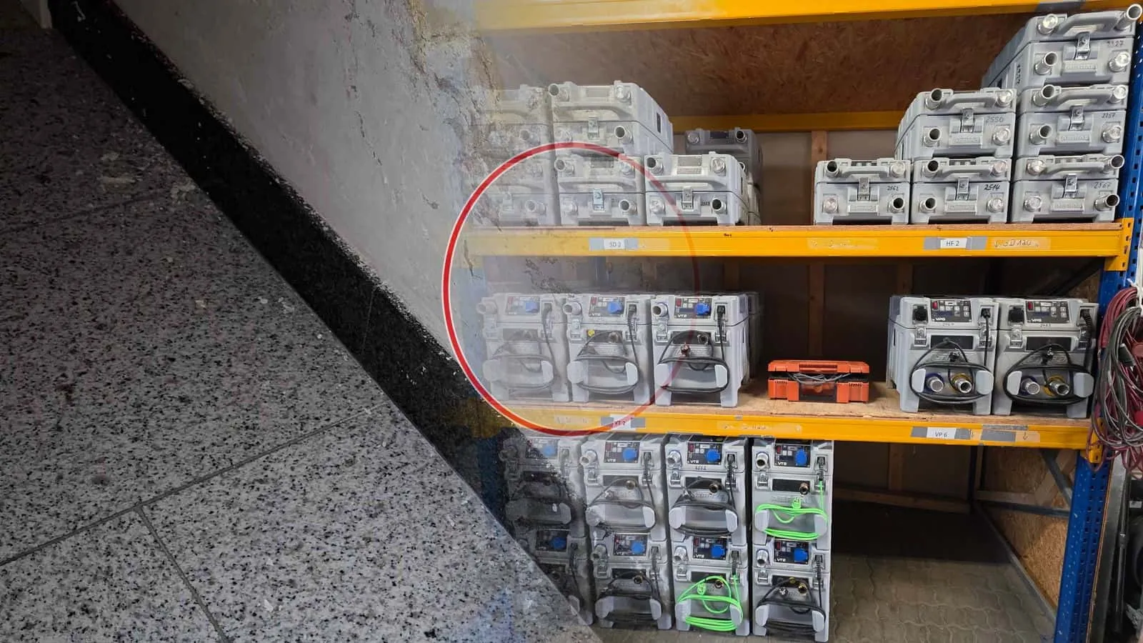 Module für die Dämmschichttrocknung gestapelt in Fächern mit den Schildern SD 2, HF 2, VT 2 und VP 6