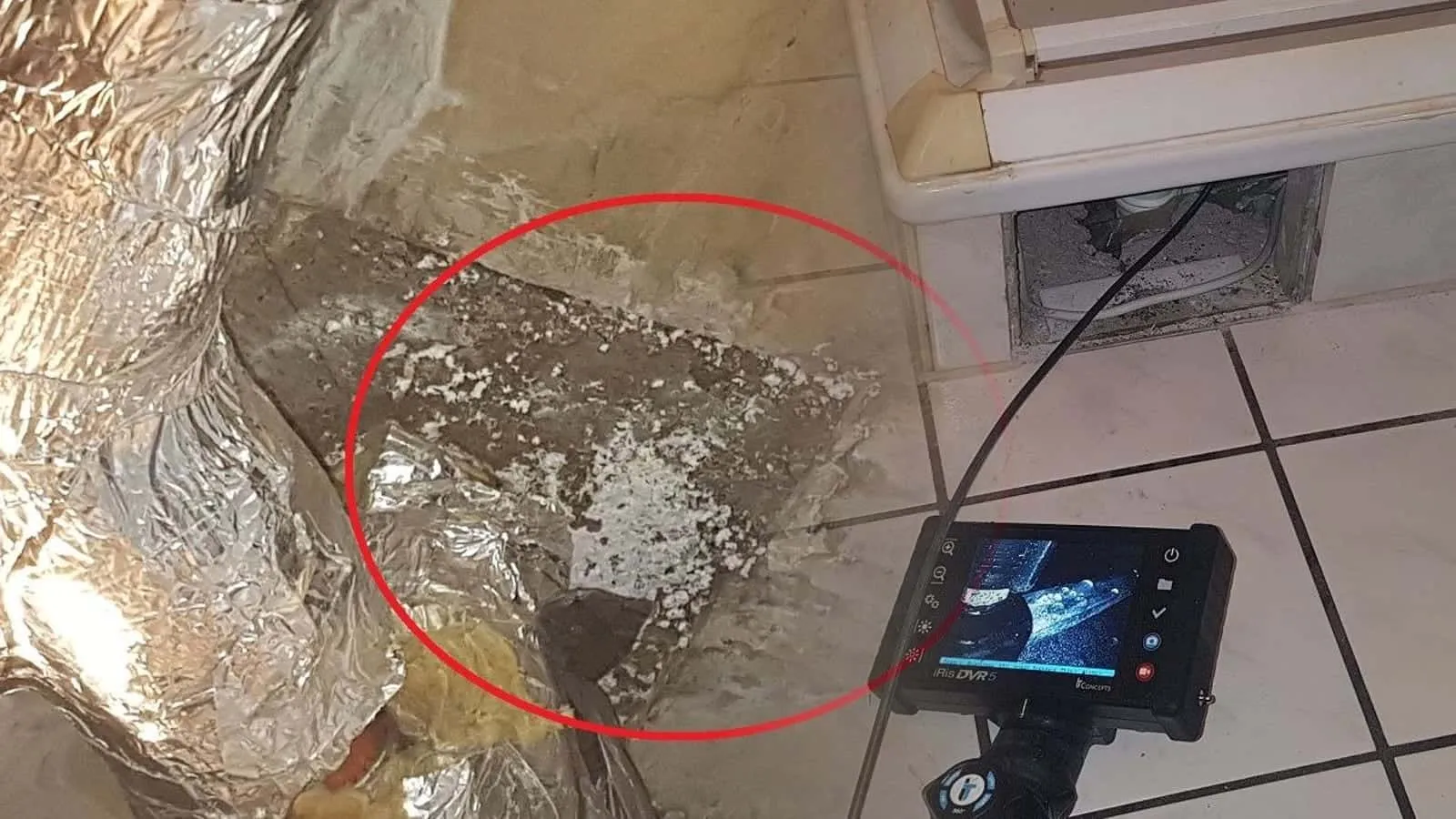 Endoskop vor einer Duschtasse auf dem Fliesenboden