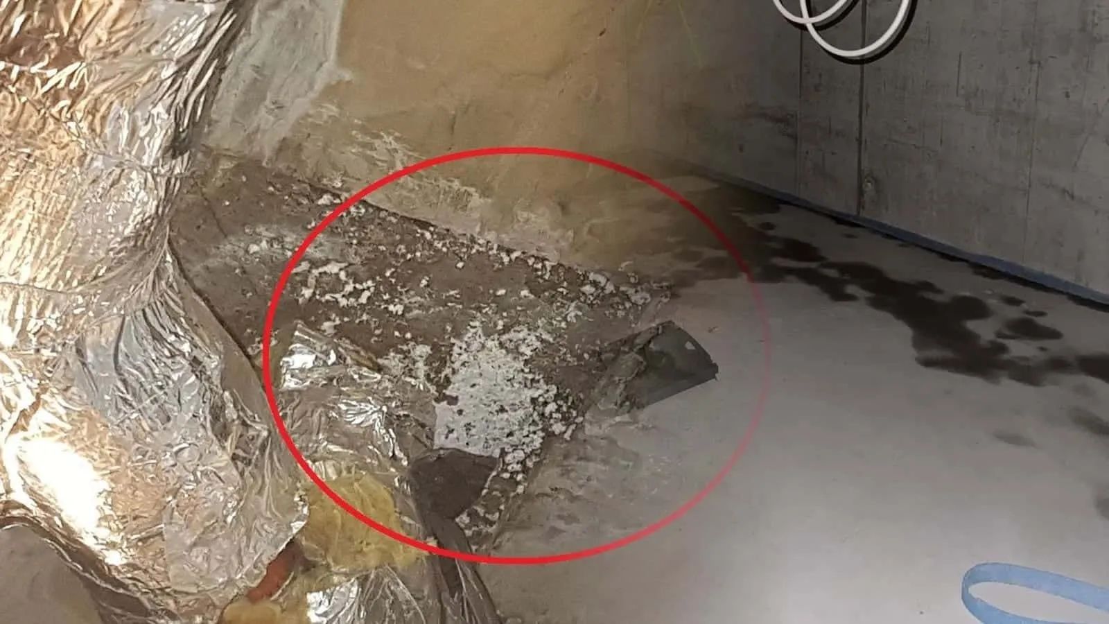 Kellerraum mit nassen Flecken auf dem Betonboden