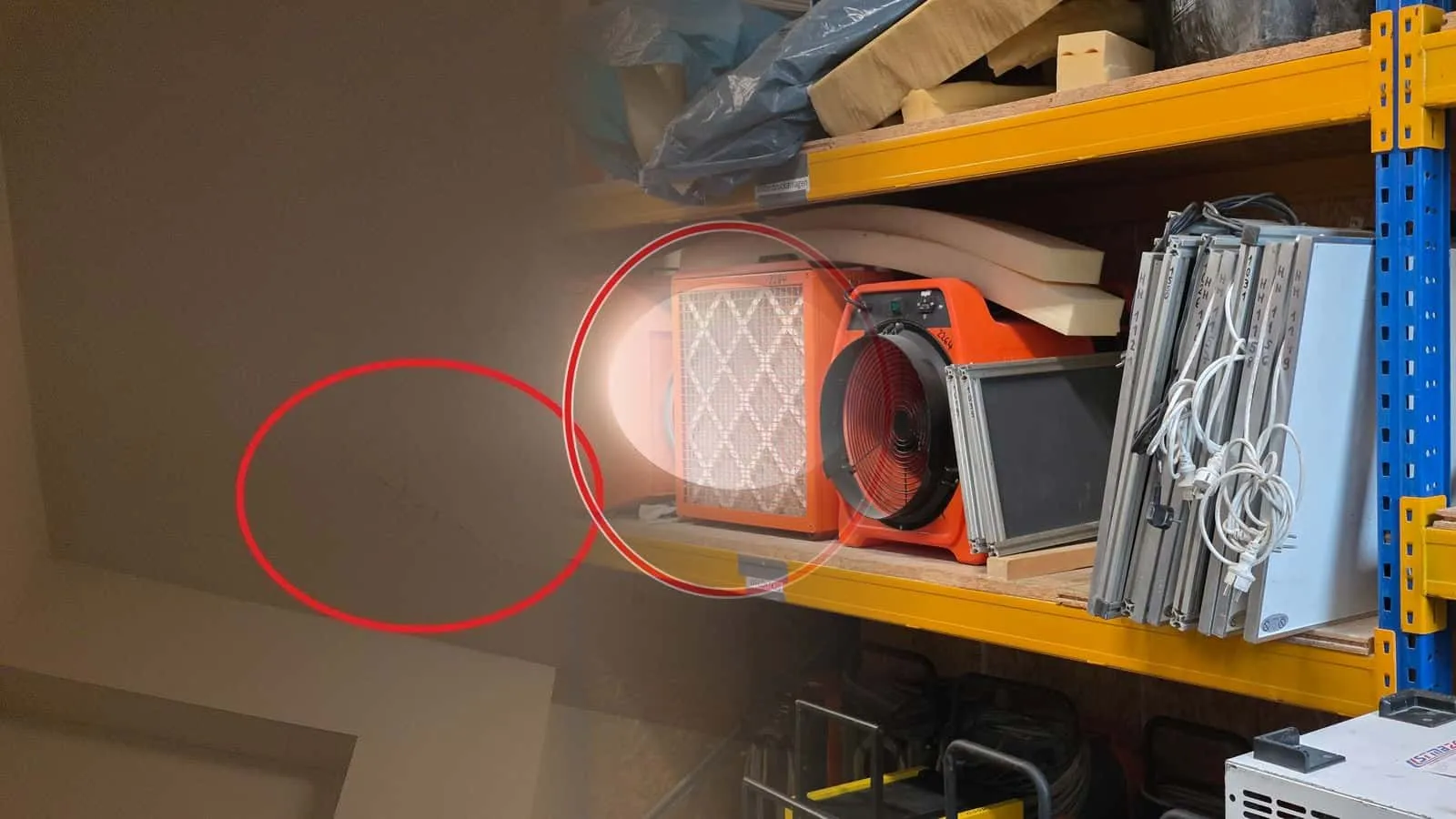 Orangefarbener Luftreiniger, Axialventilator und Trocknungsgerät im Regal, rechts Infrarotplatten