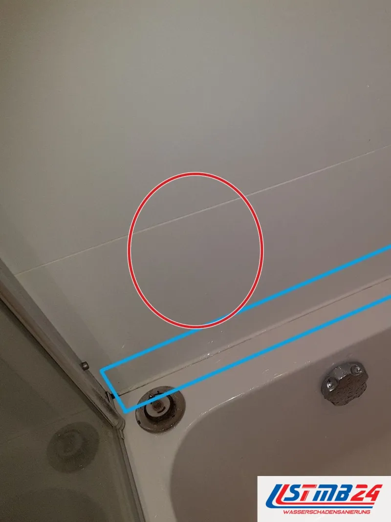 Wanne, blau eingerahmt die Fuge entlang der Wand, ein roter Kreis markiert die Stelle