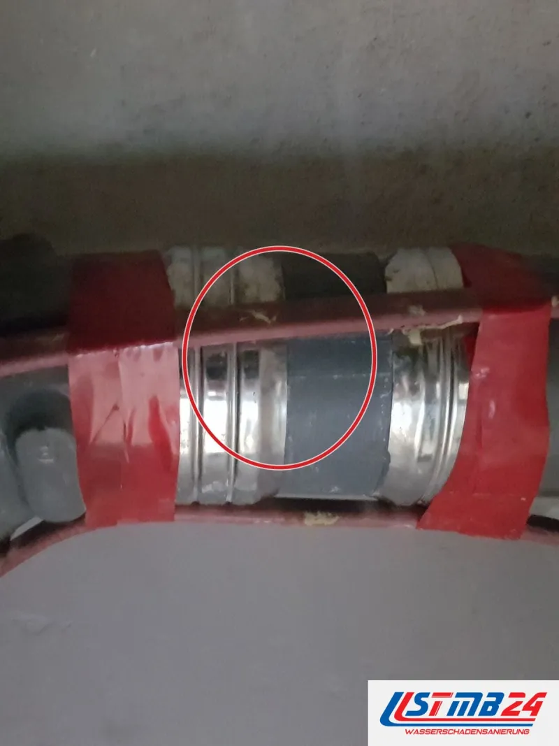 Rohrverbinder mit rotem Klebeband gesichert, ein roter Kreis markiert die Stelle