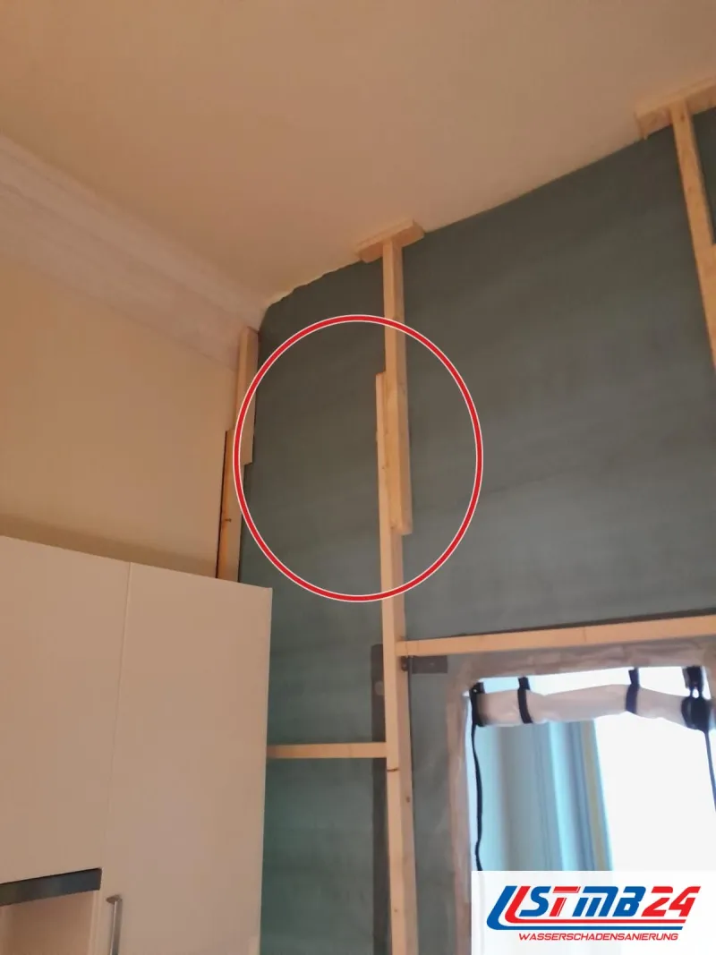 Folienwand auf Holzlatten bis zur Decke, die Tür zum Arbeitsbereich ist hochgerollt, ein roter Kreis markiert die Stelle