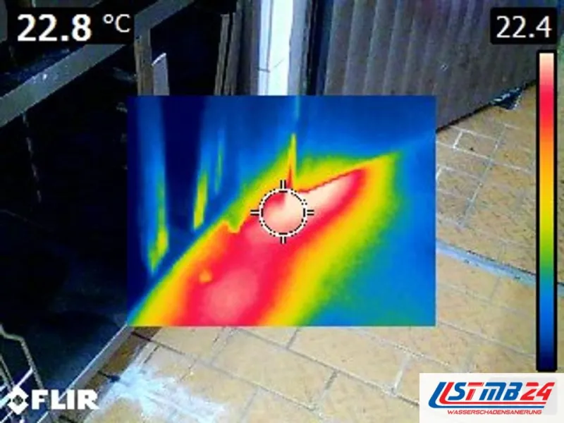 Wärmebild über Bodenfliesen an einer Türschwelle: rote warme Zone mit Messpunkt bei 22,8 Grad, ringsum kühle blaue Fläche
