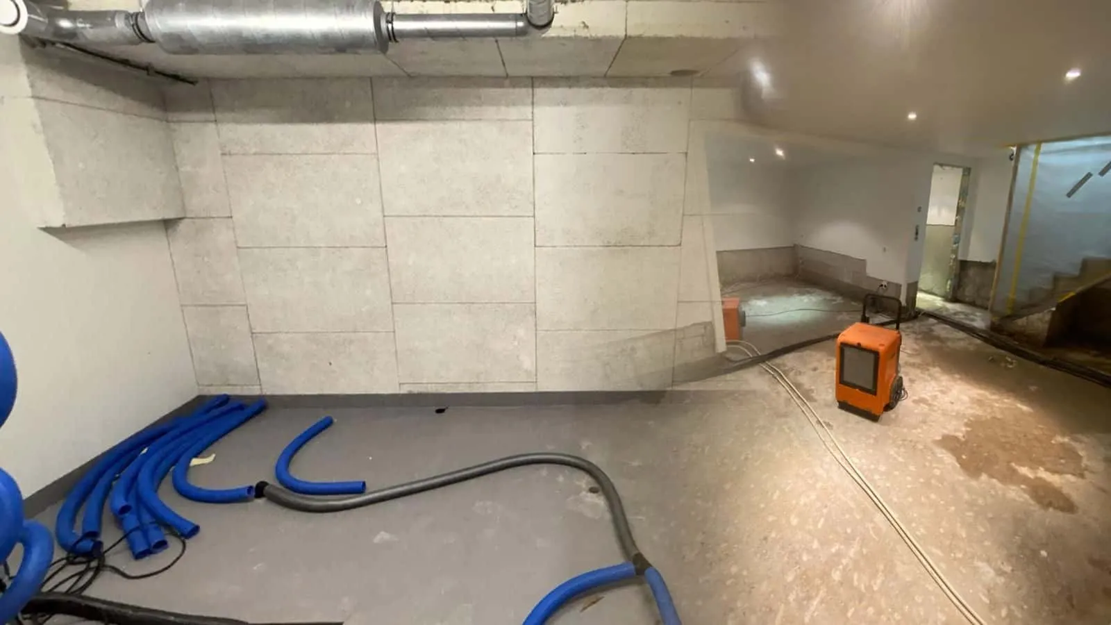 Zwei Kondenstrockner im entkernten Keller