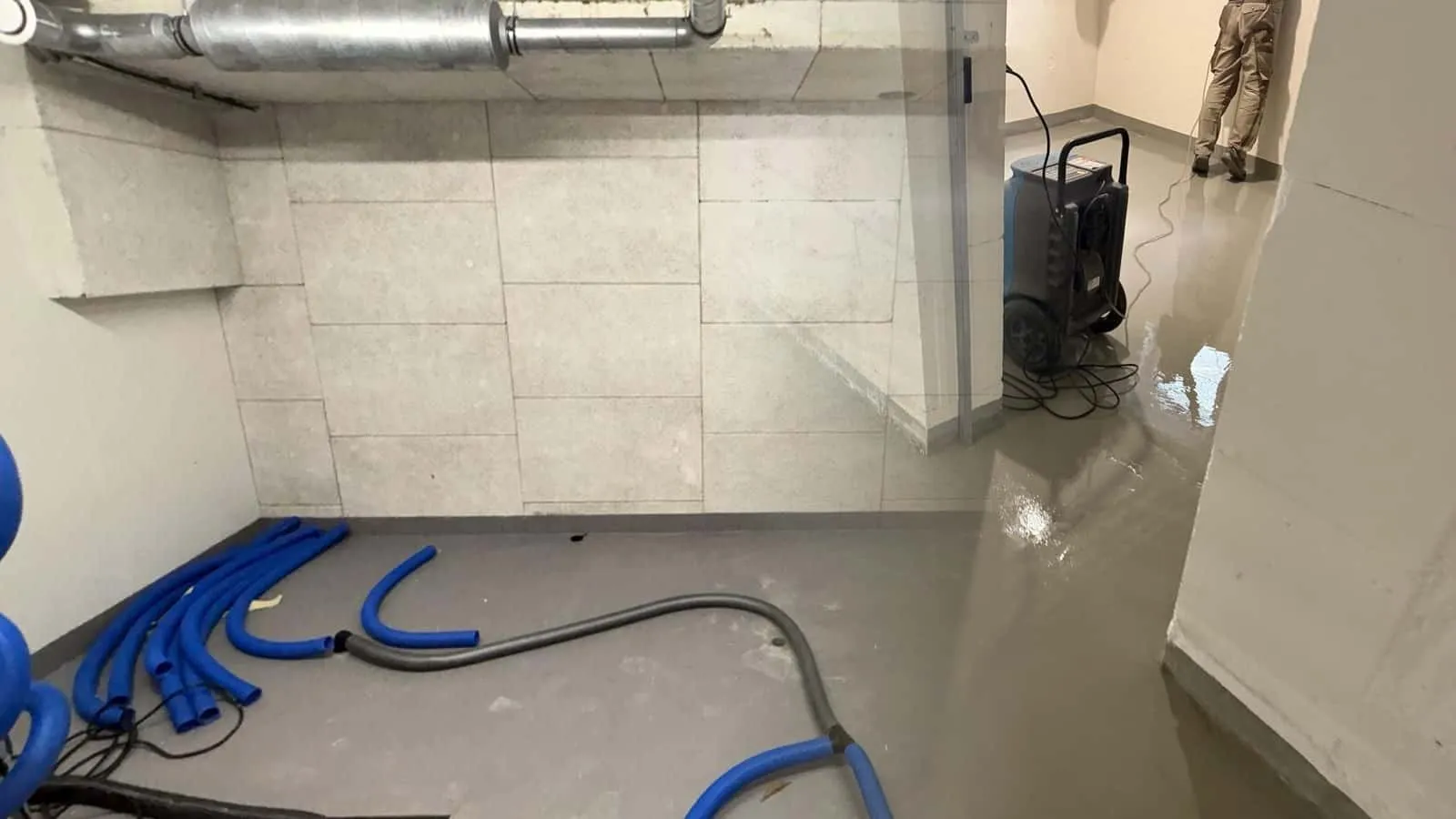 Keller unter Wasser, das Trocknungsgerät läuft schon