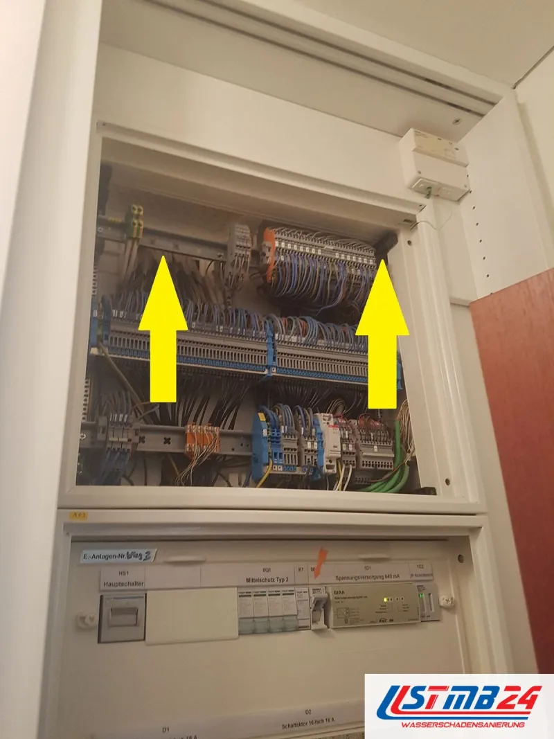 Elektroinstallation: geöffneter Verteiler mit KNX-Technik, oben Reihenklemmen, unten Hauptschalter und Überspannungsschutz