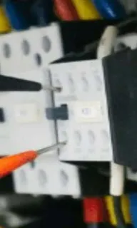 Elektroinstallation: Messung mit Prüfspitzen an den Schützen eines Schaltschranks