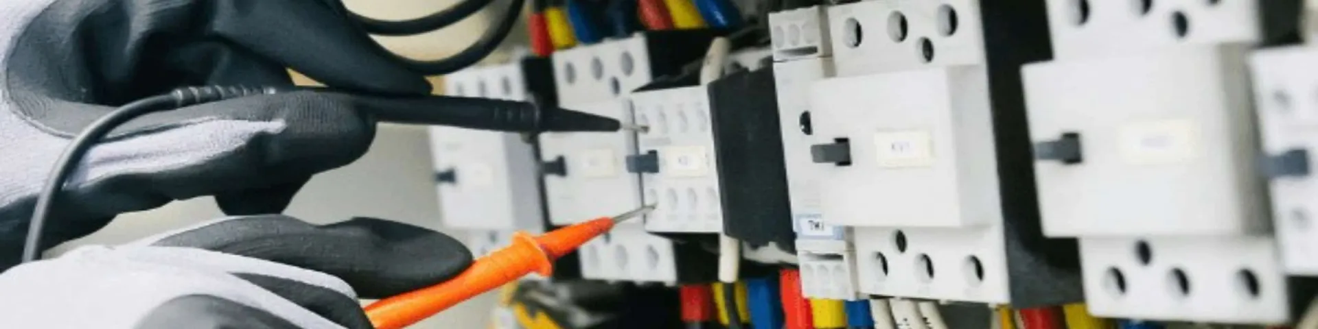 Elektroinstallation: Messung mit Prüfspitzen an den Schützen eines Schaltschranks