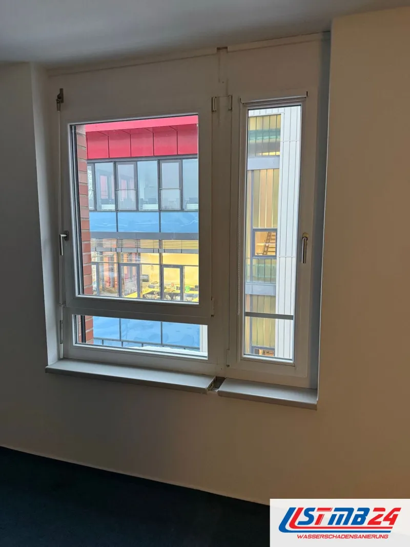Fenster und Türen: Kunststofffenster im Büro mit großem Dreh-Kipp-Flügel und schmalem Lüftungsflügel