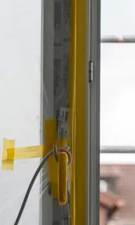 Fenster und Türen: neu eingebaute Fensterelemente mit Schutzfolie, draußen ein Baugerüst