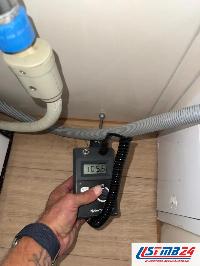 Feuchtigkeitsmessung im Geräteschrank: Kugelsonde am Boden hinter Ablaufschlauch und Aquastop-Ventil, Anzeige 105,6