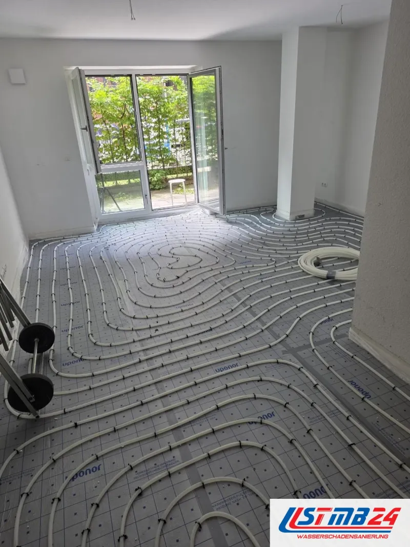 Heizung und Sanitärinstallation: Fußbodenheizung in Schnecken auf der Uponor-Tackerplatte, hinten die Terrassentür