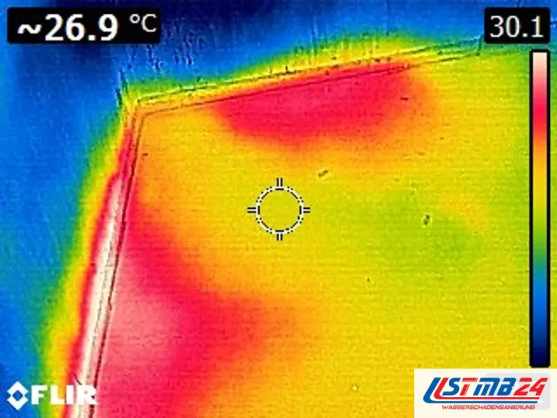 Leckortung mit der Wärmebildkamera: an einer Wandecke heben sich warme Zonen bis 30,1 Grad ab, am Messpunkt 26,9 Grad