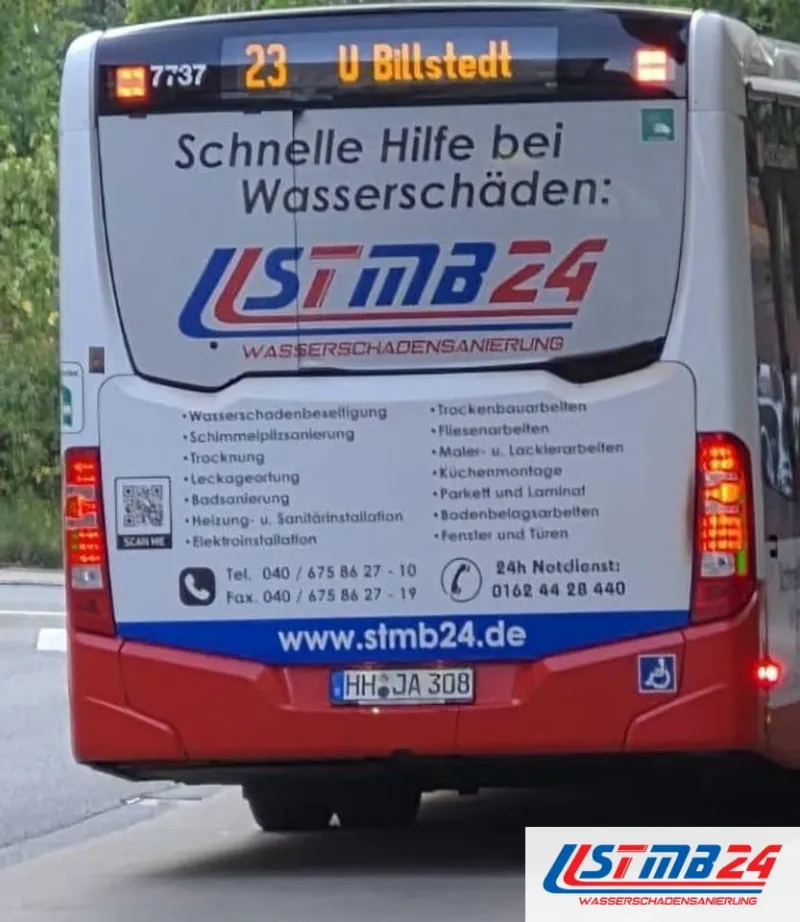 STMB24 auf dem Bus der Linie 23 nach U Billstedt: Heckwerbung mit Leistungen, QR-Code, Telefon und 24h-Notdienst 0162 44 28 440