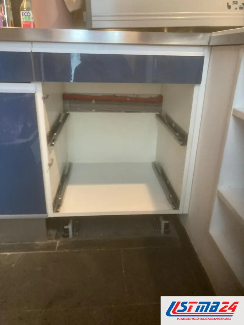 Küchenmontage: Unterschrank mit blauer Hochglanzfront, Schubladen ausgebaut, Vollauszugsschienen frei, Sockel abgenommen