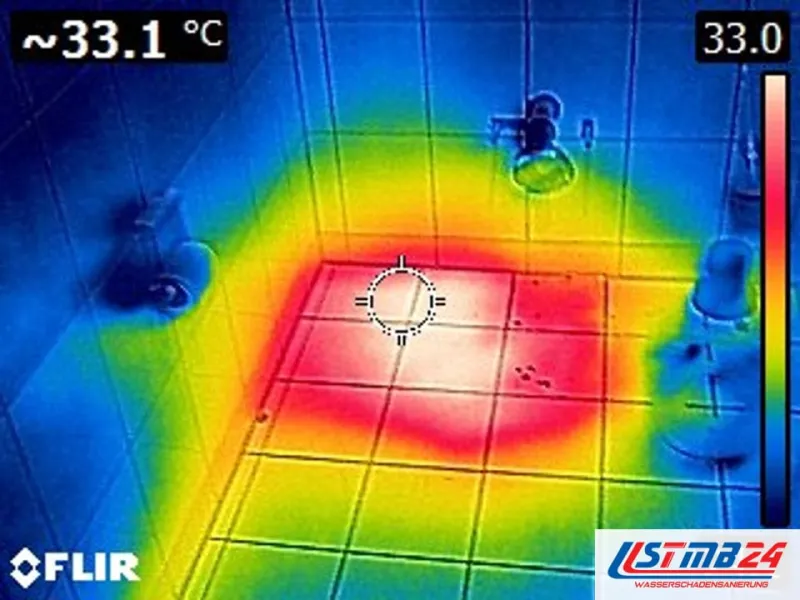Leckageortung im Bad: Wärmebild zeigt unter den Fliesen vor dem WC eine warme Fläche mit rund 33 Grad, ringsum 24 Grad