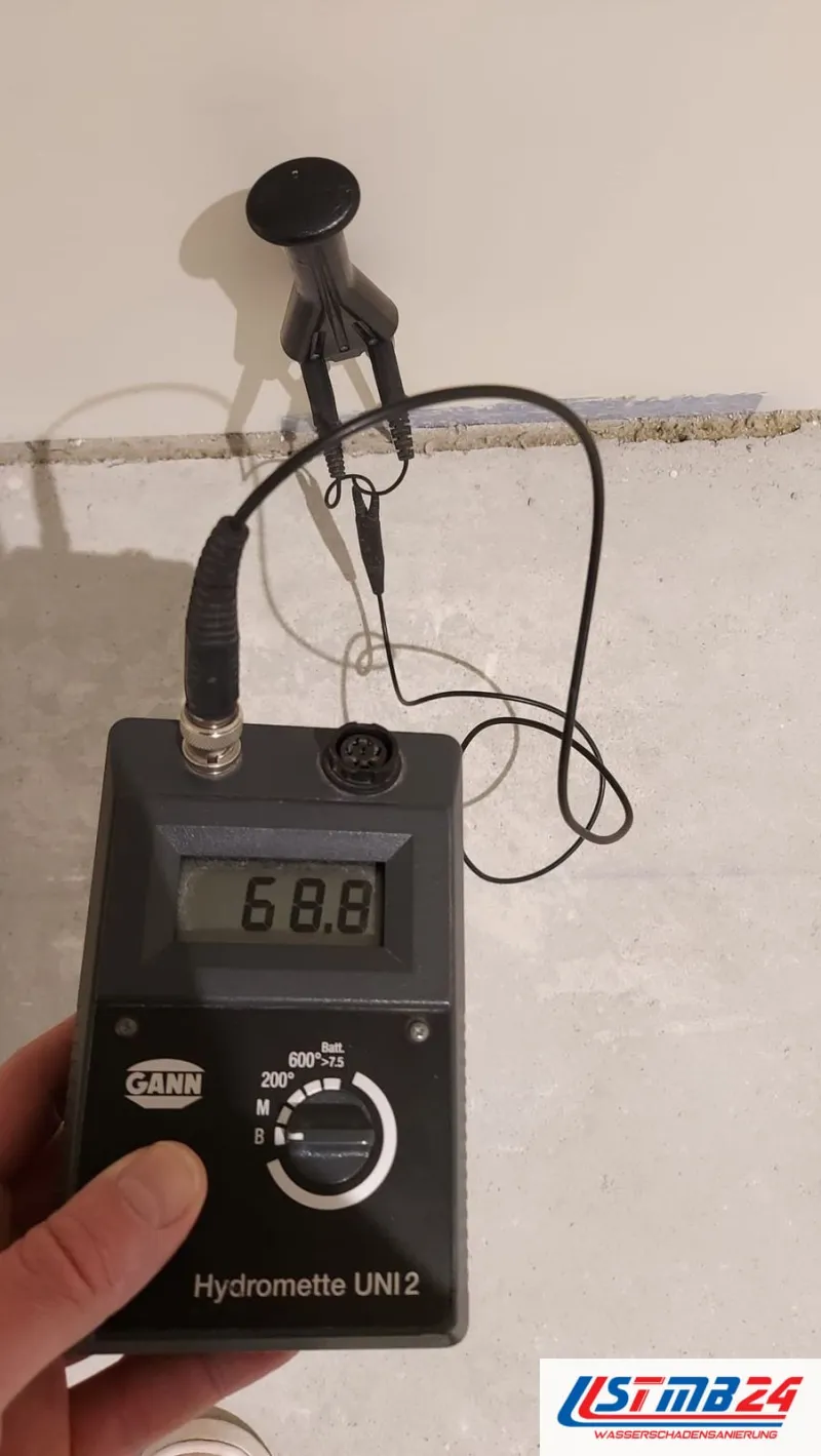 Neubautrocknung messen: Einschlagelektrode in der Wand über dem Randstreifen, darunter blanker Estrich, Anzeige 68,8