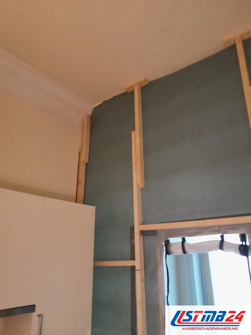 Schimmelpilzsanierung mit Abschottung: Folienwand auf Holzlatten bis zur Decke, die Tür zum Arbeitsbereich ist hochgerollt