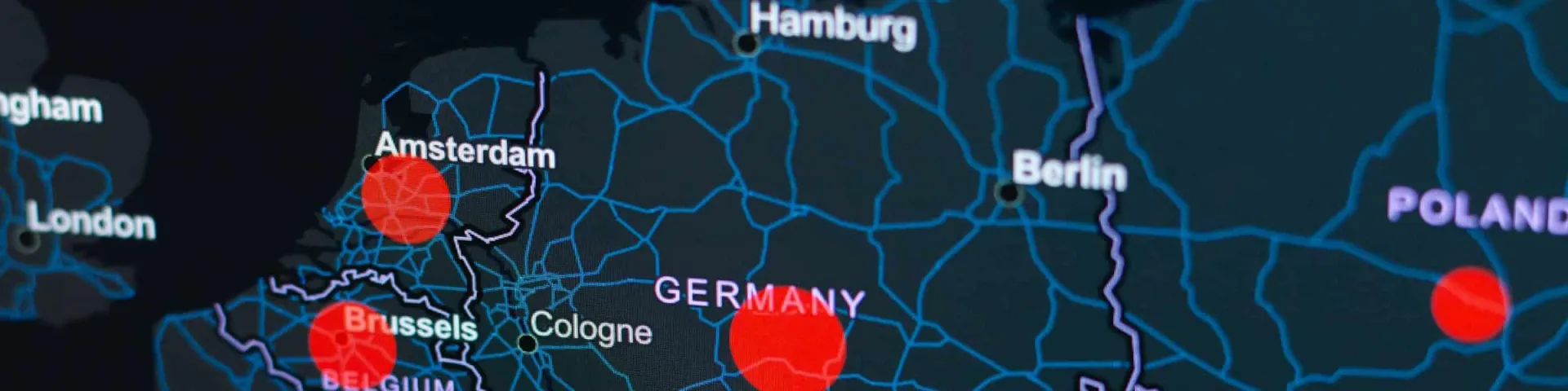 Standorte: dunkle Landkarte mit Hamburg, Berlin und dem Straßennetz in Norddeutschland und den Nachbarländern