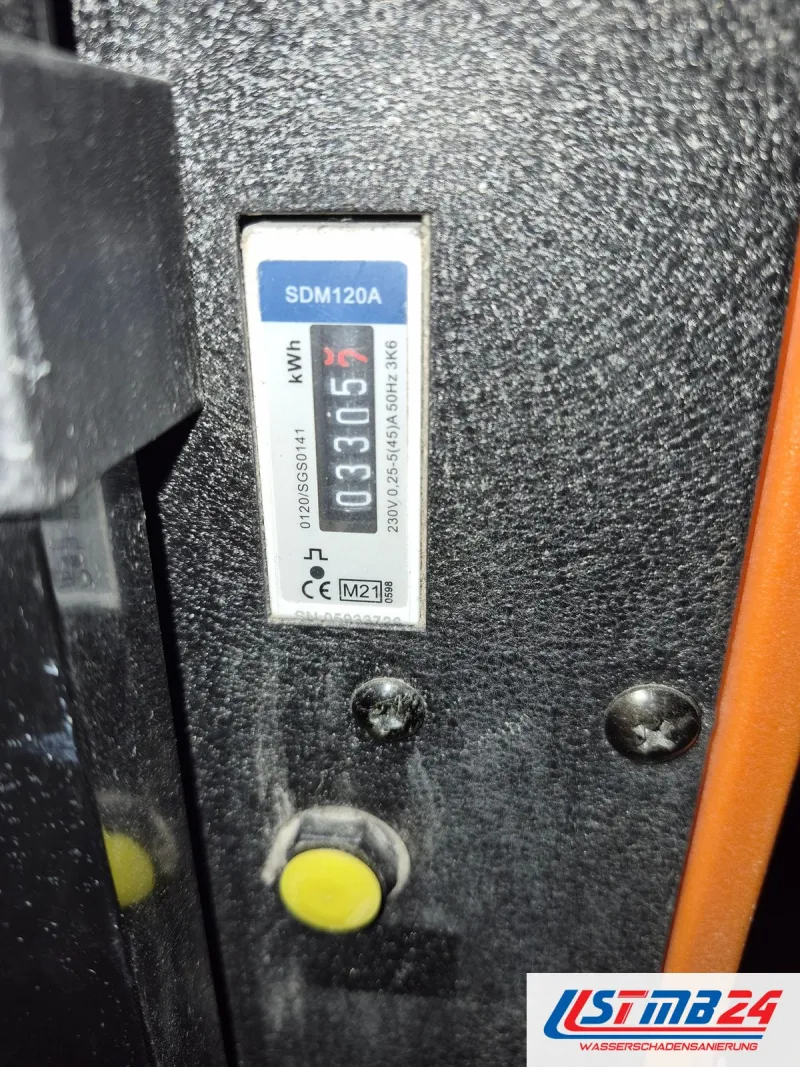 Bautrocknung in Geesthacht: Zwischenzähler SDM120A am Gehäuse eines Trocknungsgeräts zeigt den Verbrauch in Kilowattstunden