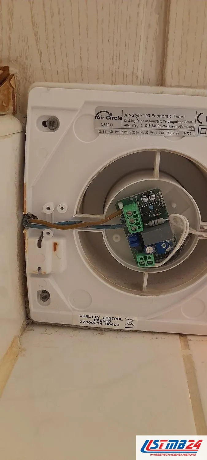 Elektriker in Geesthacht: geöffneter Badlüfter Air Circle mit Platine und Anschlussklemmen an der Holzdecke