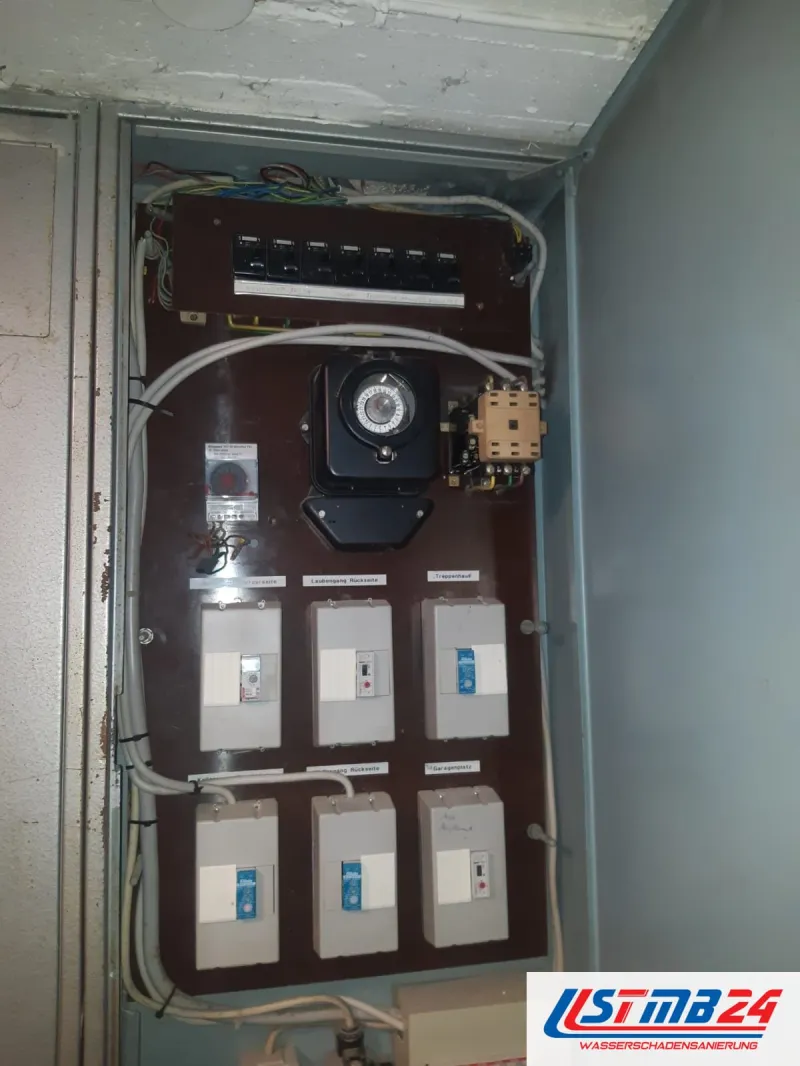 Elektriker in Geesthacht: alte Unterverteilung im Stahlschrank mit Zeitschaltuhr, Schütz und Automaten für Treppenhaus und Laubengang