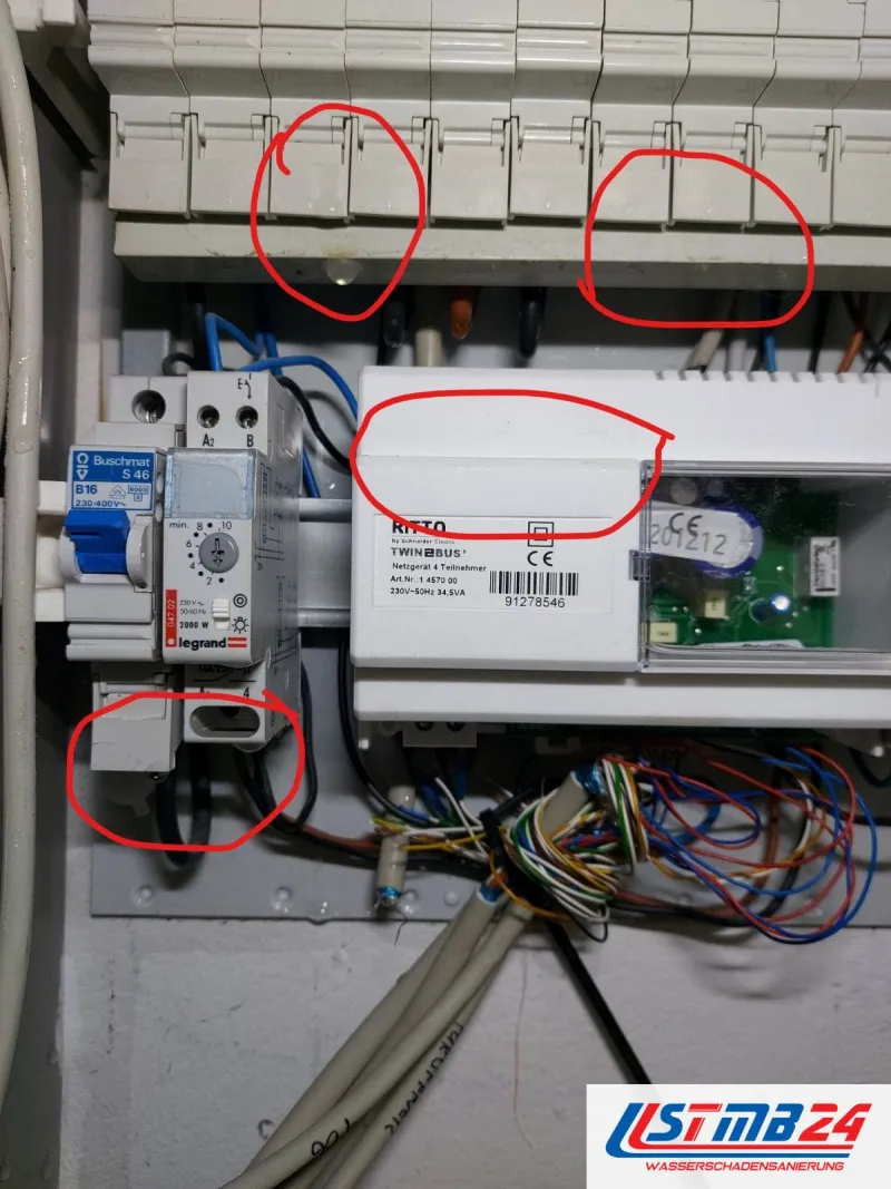Elektriker in Geesthacht: Verteiler mit Automat B16, Treppenlichtzeitschalter und Busnetzgerät, rote Kreise markieren Bauteile