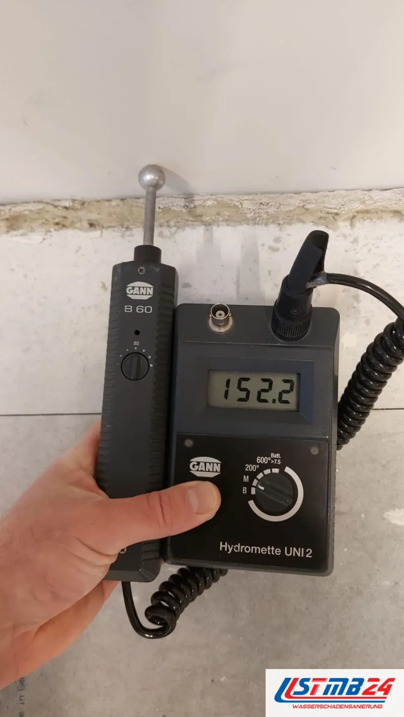 Feuchtigkeitsmessung in Geesthacht: Hydromette UNI 2 mit Kugelsonde B 60 an der Wand über dem Fliesenboden, Anzeige 152,2
