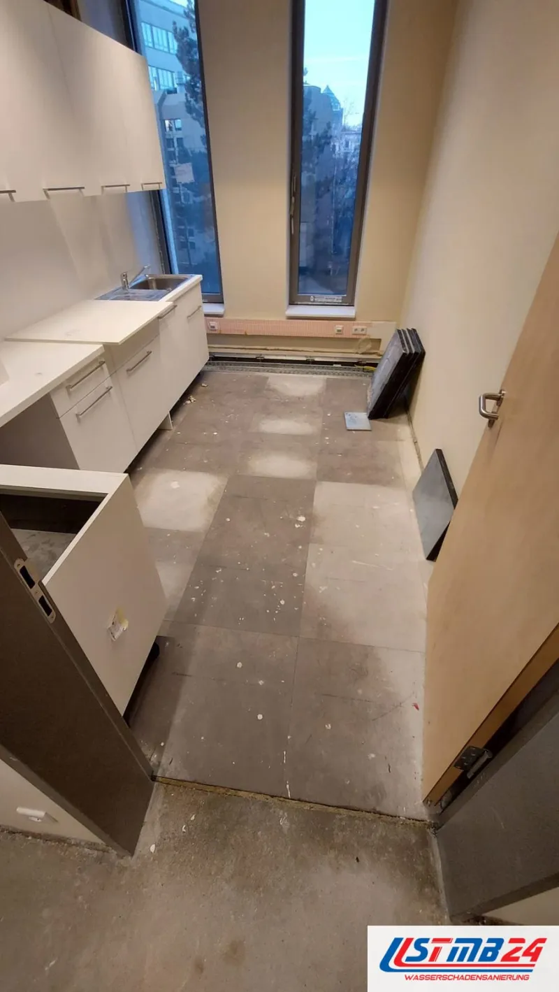 Küchenmontage in Geesthacht: Küchenzeile im Neubau während der Bauphase, Unterschränke ohne Fronten, Boden mit Farbspritzern