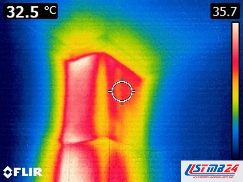 Leckortung in Geesthacht: Wärmebild einer Wandecke, eine warme Zone mit 32,5 Grad zieht senkrecht nach oben, ringsum 25 Grad