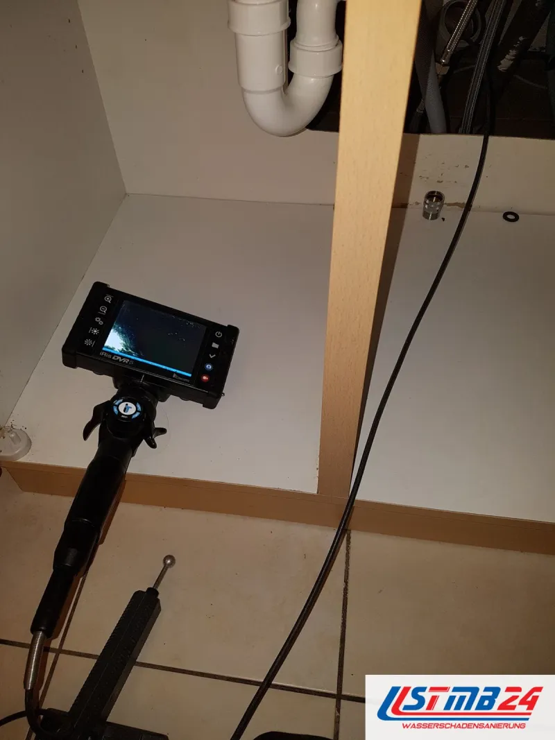 Leckortung in Geesthacht: Videoendoskop mit Monitor unter dem Waschtisch, das Kabel führt in den Spalt hinter der Sockelblende
