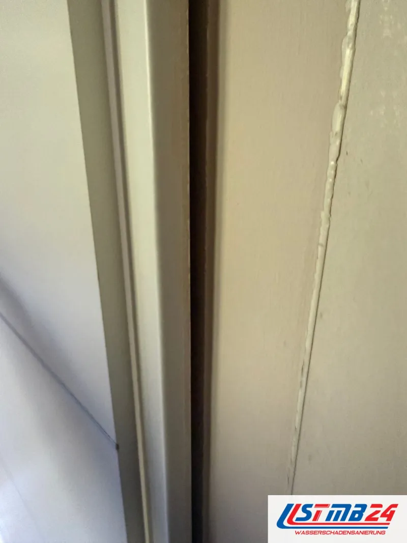 Tischler in Geesthacht: aufgerissene Acrylfuge zwischen Türzarge und Wand, die Zarge steht leicht ab
