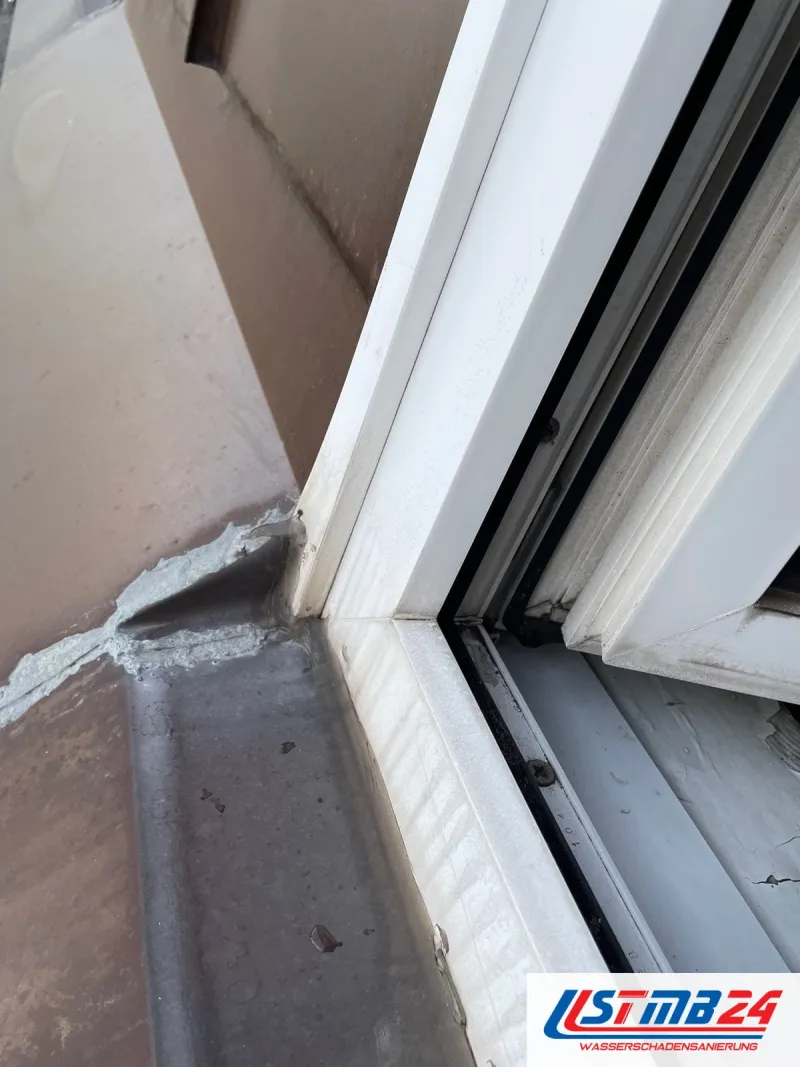Tischler in Geesthacht: Kunststofffenster an der Fensterbank, die Silikonfuge abgerissen, der Rahmen verschmutzt
