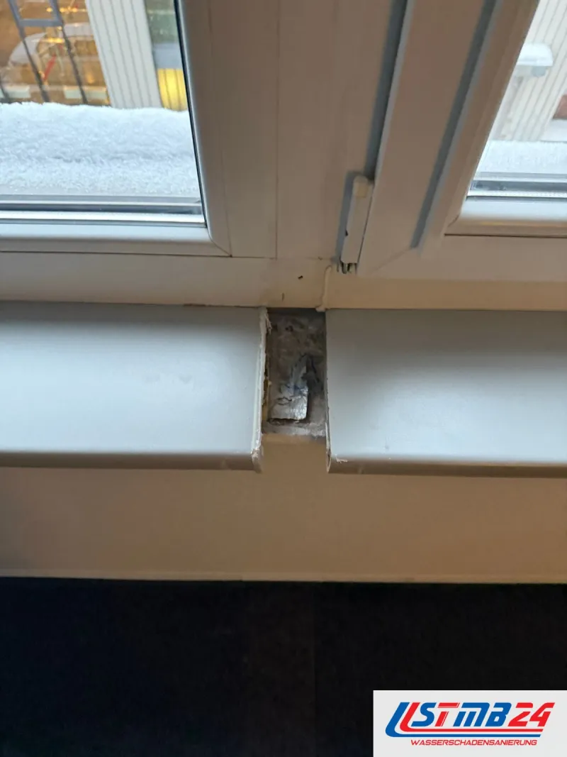 Tischler in Geesthacht: Stoß zweier Fensterbänke im Büro, das Zwischenstück ist ausgebrochen, darunter liegt Mauerwerk frei