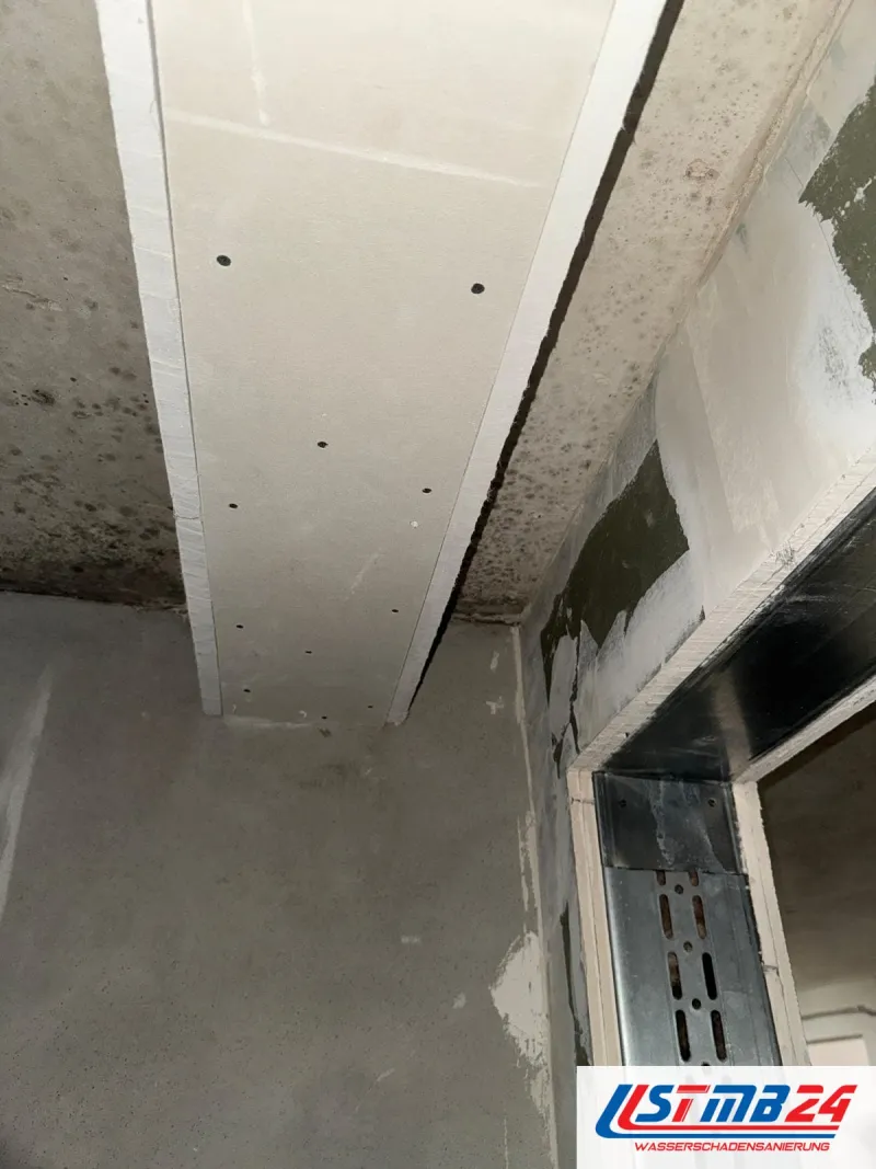 Trockenbau in Geesthacht: Abkofferung aus Gipsplatten unter der Betondecke, daneben eine Kabeltrasse aus Lochblech