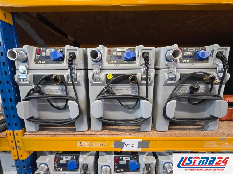 Trocknungsgerät mieten in Geesthacht: drei graue VT2-Module mit STMB24-Prägung, Steckdose und aufgewickeltem Kabel im Regalfach
