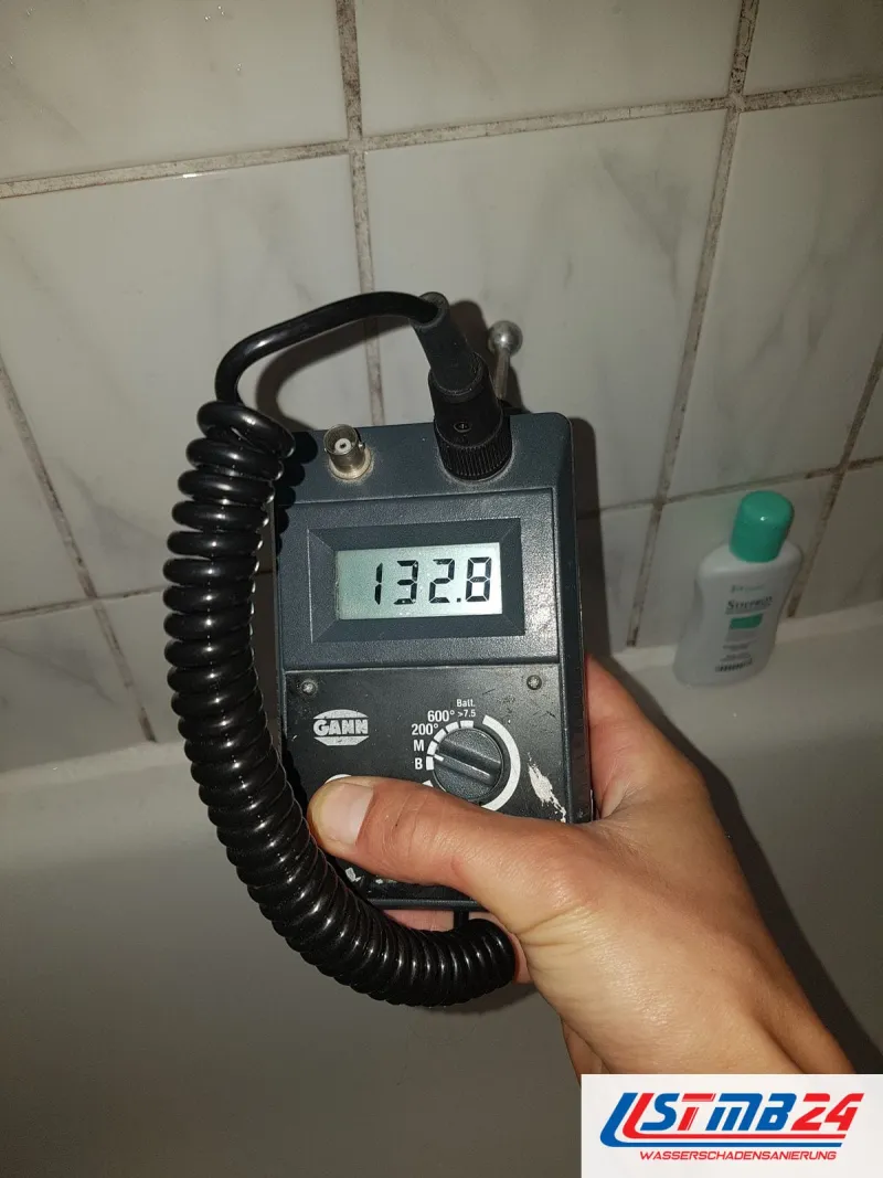 Feuchtigkeitsmessung in Grömitz: Hydromette mit Kugelsonde an den Wandfliesen über der Badewanne, Anzeige 132,8