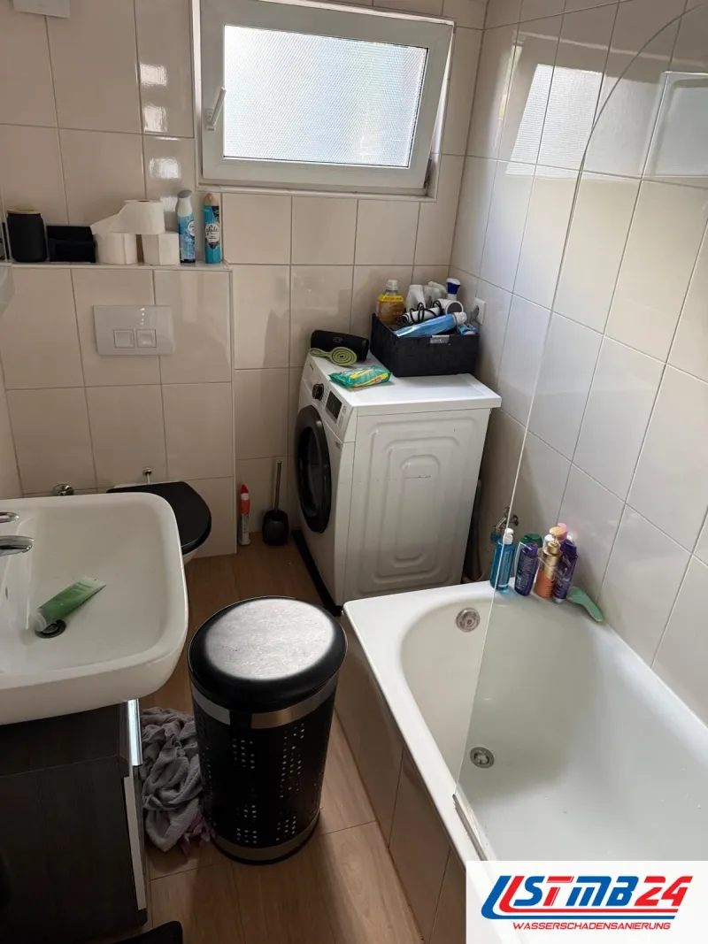 Fliesenleger in Grömitz: gefliestes Bad mit Badewanne, Waschmaschine, Vorwand-WC und Boden in Holzoptik