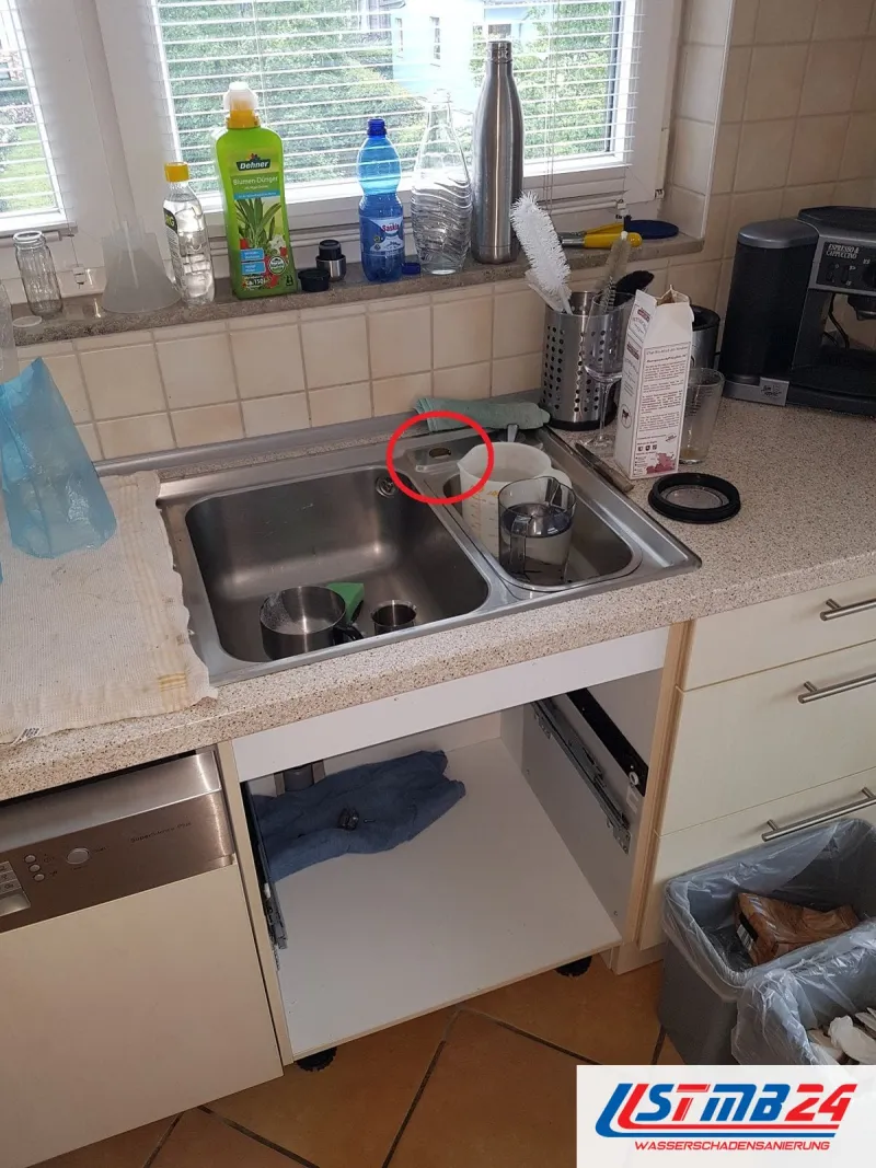 Küchenmontage in Grömitz: Spüle mit offenem Unterschrank ohne Front, ein roter Kreis markiert den Überlauf am Becken