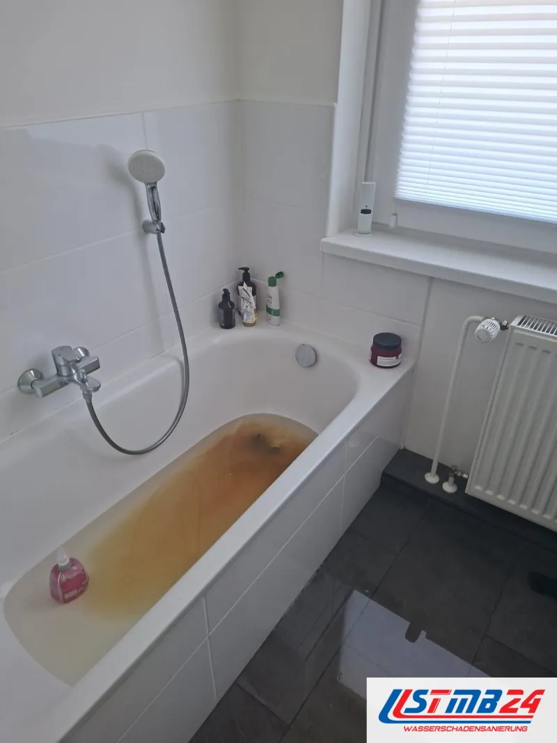 Wasserschaden Notdienst in Grömitz: braunes Wasser steht in der Badewanne bis über den Ablauf