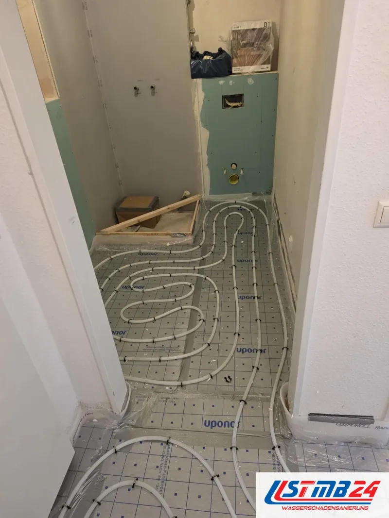 Sanitär und Heizung in Grömitz: Fußbodenheizung in Schlaufen vom Flur bis ins Bad verlegt, im Bad die Vorwand für das WC