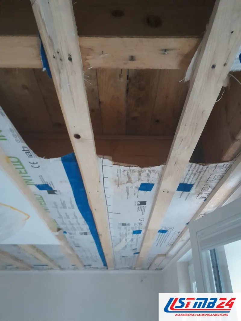 Trockenbau in Grömitz: alte Holzdecke mit neuer Lattung und Dampfbremse Intello, am Rand das Fenster