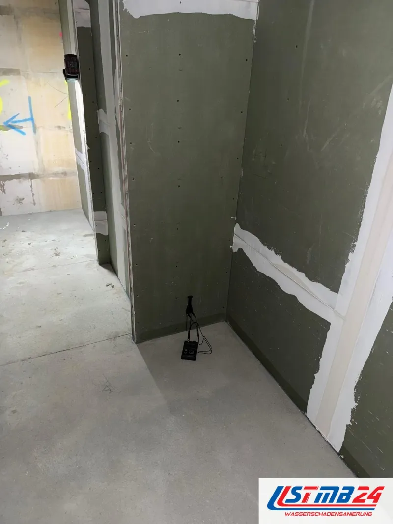 Trockenbau in Grömitz: Nische aus grünen Gipsplatten im Neubau, gespachtelte Stöße, am Boden ein Gerät mit Kabel