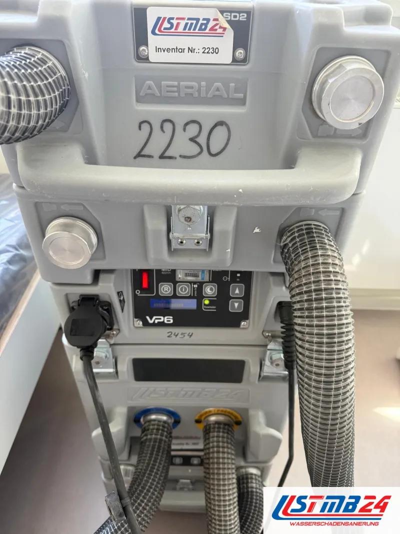 Trocknungsgerät mieten in Grömitz: Nahaufnahme der Aerial-Einheit mit Schild Inventar Nr. 2230, Modul SD2 und Steuermodul VP6
