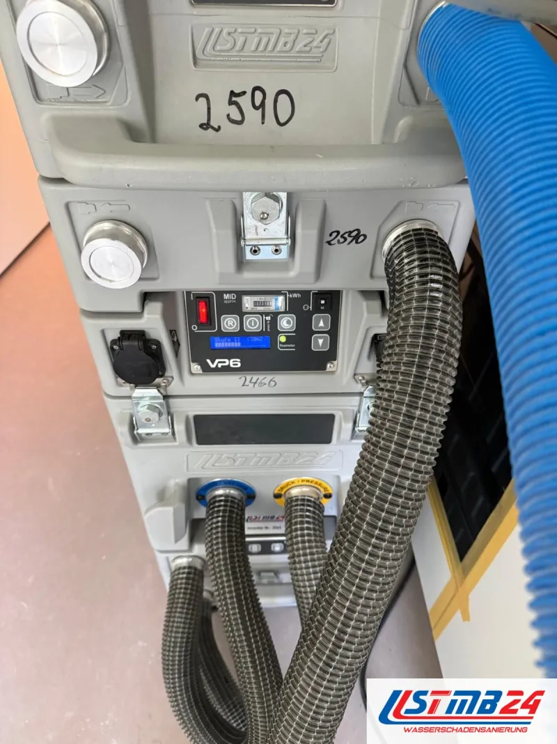Trocknungsgerät mieten in Grömitz: Steuermodul VP6 mit eingebautem Stromzähler und Display, darüber das Modul Nummer 2590